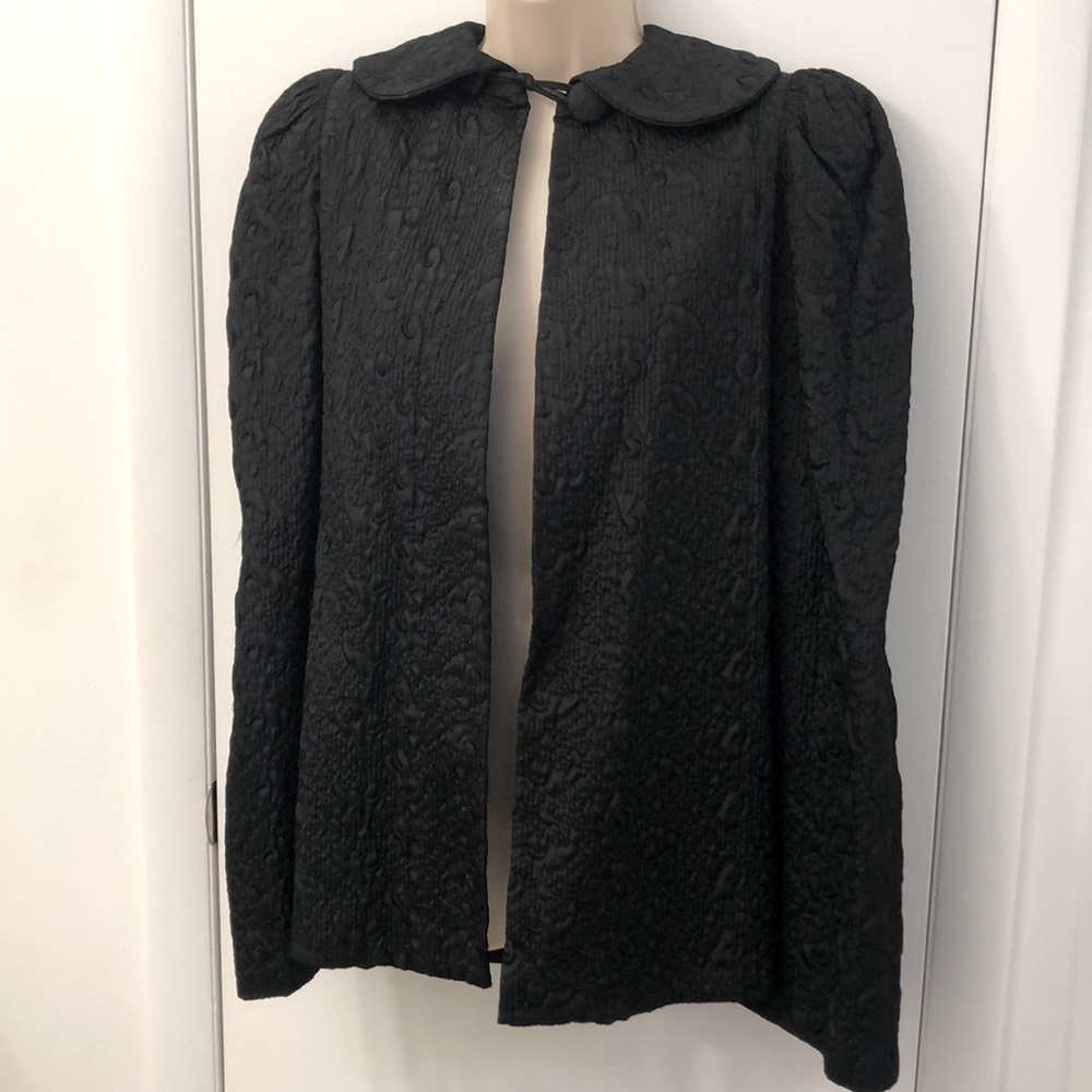 Women’s vintage black shawl/cape 🖤